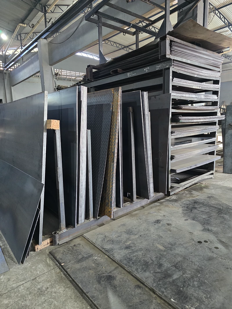 Rack com chapas de aço em pé, de espessuras diferentes, no estoque da JC