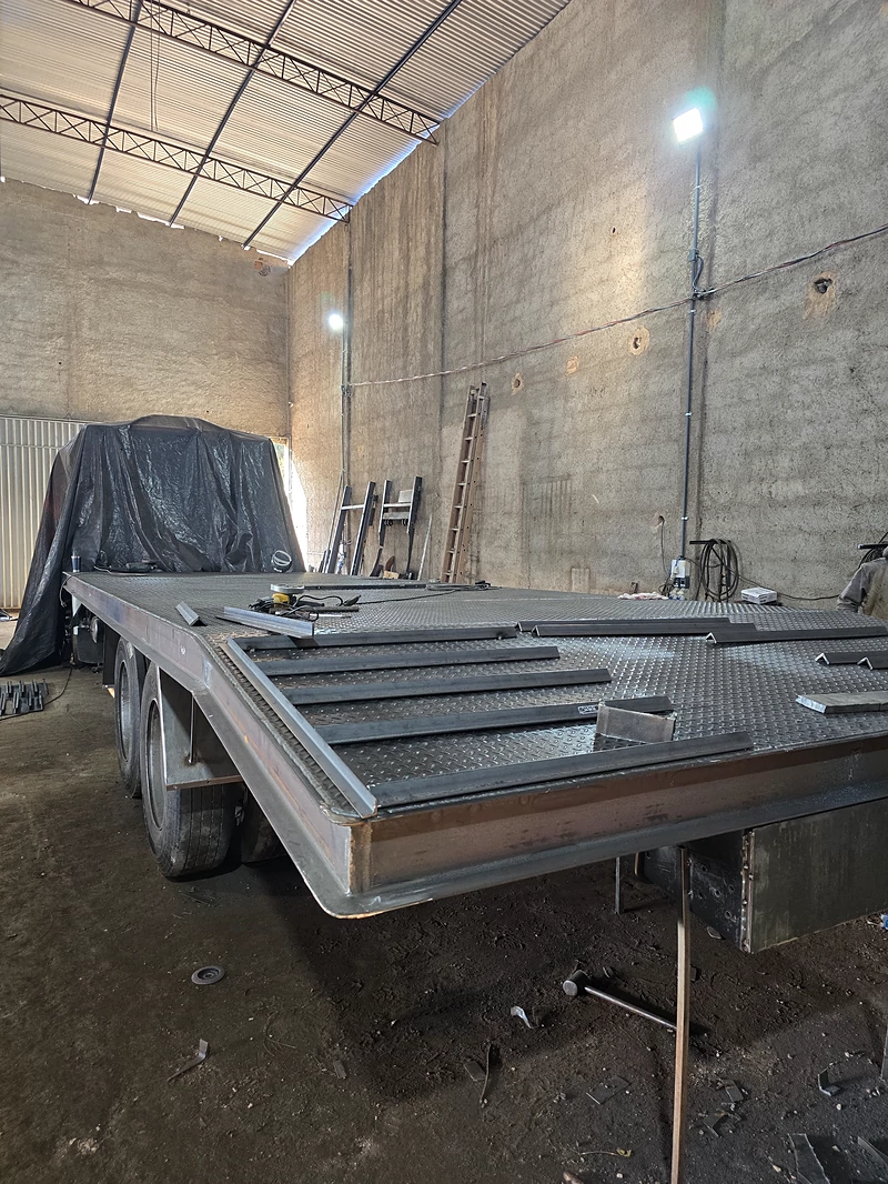 Assoalho e estrutura de uma plataforma em fabricação no galpão da JC