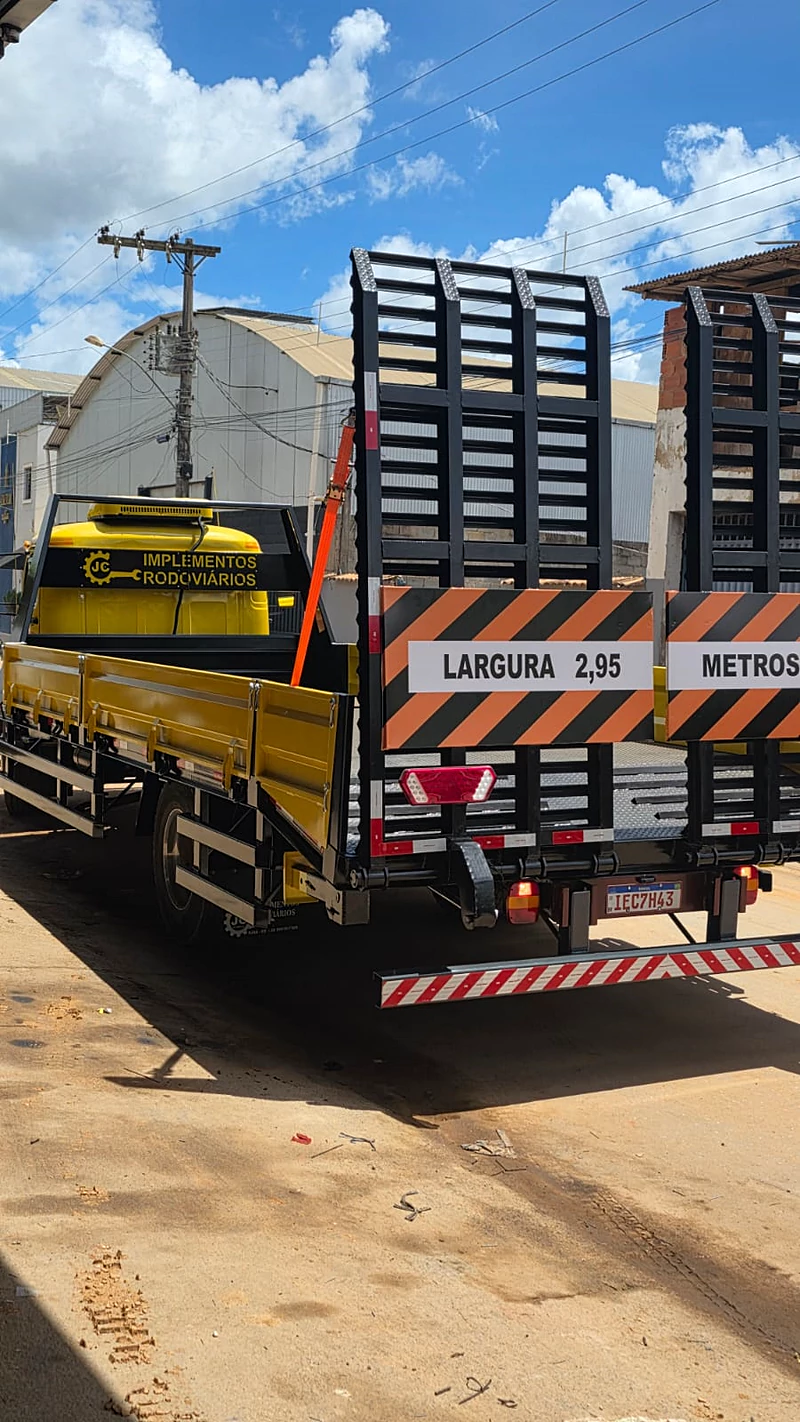 Traseira de plataforma da JC com a placa indicando largura de 2,95 metros